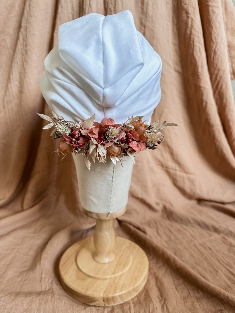 Bonnet - blanc - cérémonie - mariage -alopécie - fleurs11